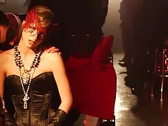 Cô bé ở ghế của mình ...