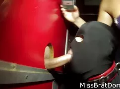 Cởi truồng múa bụng  ...