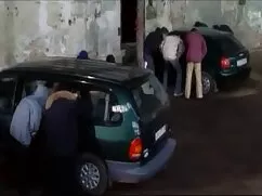 Cô gái trao đổi tuyế ...